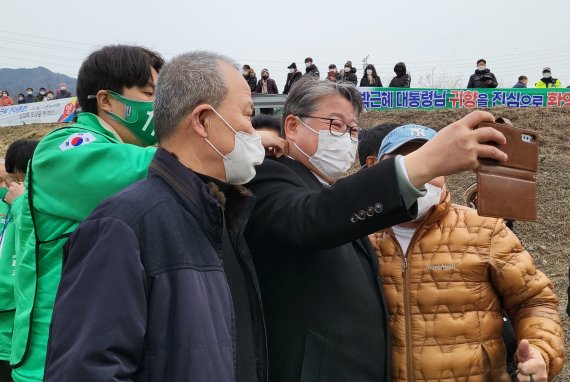 19일 오전 조원진 우리공화당 대선 후보가 대구 달성군 유가읍 쌍계리 박근혜 전 대통령 사저 앞에서 지지자와 사진을 찍고 있다. /사진=뉴시스화상