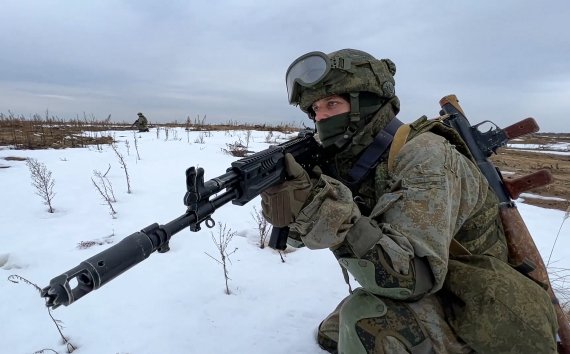 러시아군이 총을 들고 작전을 수행하고 있다. /사진=러시아 국방부 제공