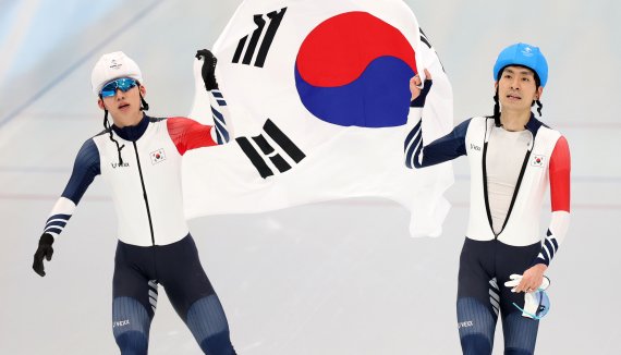 19일 오후 중국 베이징 국립 스피드 스케이팅 경기장에서 열린 2022 베이징 동계올림픽 스피드 스케이팅 남자 매스스타트 결승서 은메달을 차지한 정재원(오른쪽)과 이승훈이 태극기를 들고 트랙을 돌고 있다. /사진=뉴시스