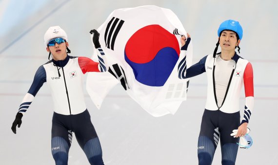 [베이징(중국)=뉴시스] 19일 오후 중국 베이징 국립 스피드 스케이팅 오벌 경기장에서 열린 2022 베이징 동계올림픽 스피드 스케이팅 남자 매스스타트 결승에서 은메달을 차지한 정재원(왼쪽)과 동메달을 차지한 이승훈이 태극기를 들고 트랙을 돌고 있다. /사진=뉴시스