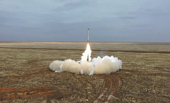 지난 19일(현지시간) 러시아 국방부가 공개한 사진에서 이스칸데르-K 미사일이 발사되고 있다.AP뉴시스