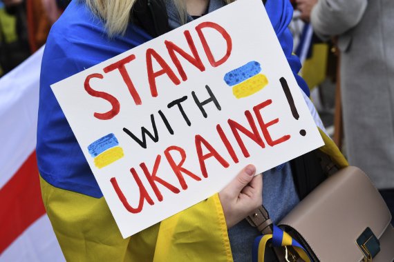 독일 뮌헨에서 19일(현지시간) 열린 뮌헨안보컨퍼런스 회의장 앞에서 한 시위 참가자가 우크라이나와 연대를 촉구하는 손 팻말을 들고 있다. AP뉴시스