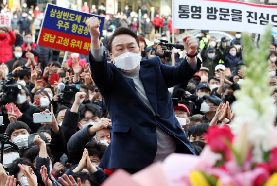 윤석열 국민의힘 대선 후보가 19일 오후 경남 통영시 중앙로에서 열린 경남지역 유세에서 '어퍼컷 세리머니'를 하고 있다. 2022.2.19 뉴스1 .