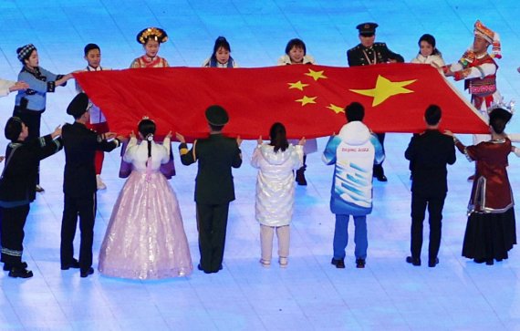 지난 4일 오후 중국 베이징 국립 경기장에서 열린 2022 베이징 동계올림픽 개막식에서 한복을 입은 한 공연자가 중국 국기인 오성홍기 입장식에 참여하고 있다. /사진=뉴시스