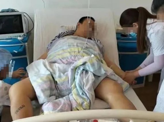 지난해 6월 가짜 취업광고에 속아 캄보디아에 납치됐던 리(Li)씨의 팔에는 혈액을 뽑은 바늘 자국과 멍이 가득했다. (중국 현지 언론 시나 갈무리) © 뉴스1