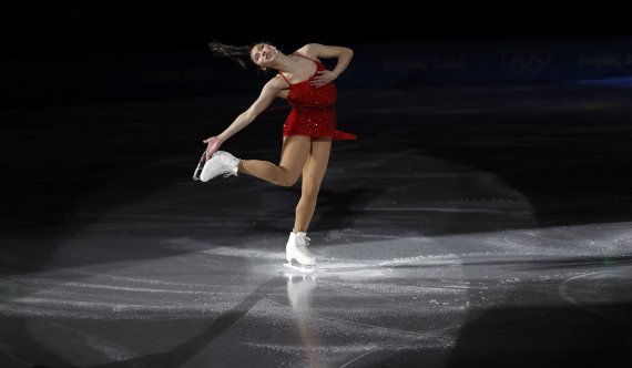 베이징 빙판 갈라쇼에서 울려 퍼진 ITZY의 '로코', 한한령 깼다