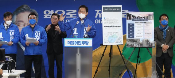 [서울=뉴시스] 김선웅 기자 = 송영길 더불어민주당 상임선대위원장이 20일 서울 여의도 더불어민주당 중앙당사에서 서울 내곡동 청년주택 5만호 공급 등 수도권 부동산 추가공급 정책을 발표하고 있다. (공동취재사진) 2022.02.20. photo@newsis.com <저작권자ⓒ 공감언론 뉴시스통신사. 무단전재-재배포 금지.> /사진=뉴시스화상