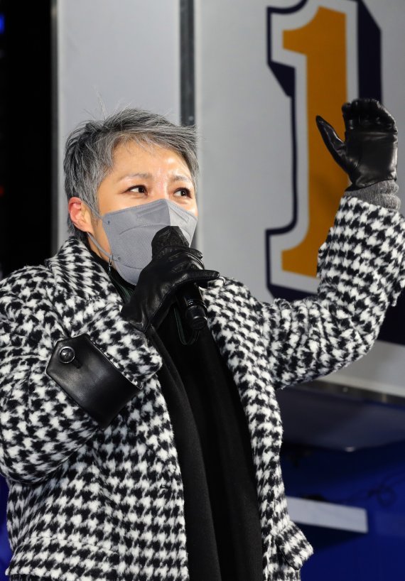 [서울=뉴시스] 국회사진기자단 = 가수 이은미가 16일 서울 송파구 잠실새내역 인근 광장에서 열린 이재명 더불어민주당 대선 후보의 ‘서울 앞으로, 민생 제대로’ 집중유세에 앞서 찬조연설을 하고 있다. 2022.02.16. photo@newsis.com