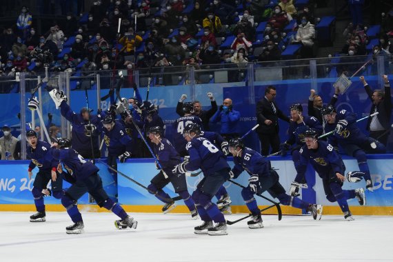[베이징=AP/뉴시스]남자 아이스하키 정상에 오른 핀란드. 2022.02.20. /사진=뉴시스