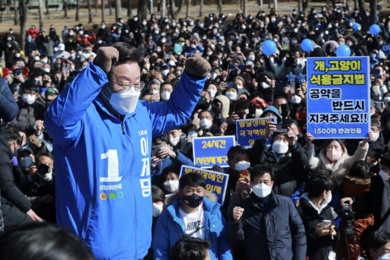 [안양=뉴시스] 국회사진기자단 = 이재명 더불어민주당 대선 후보가 20일 경기 안양시 중앙공원에서 유세를 하며 지지를 호소하고 있다. 2022.02.20.