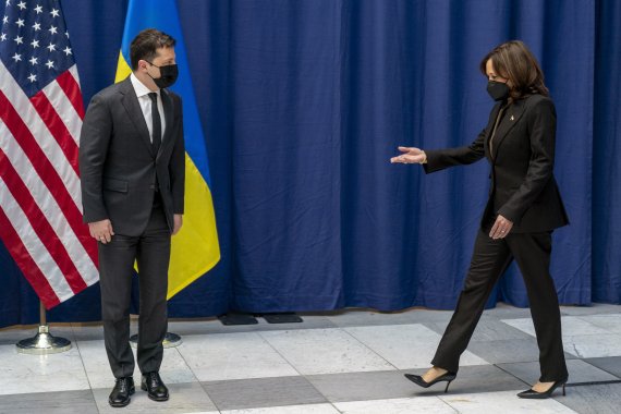 카멀라 해리스 미국 부통령(오른쪽)이 19일(현지시간) 독일 뮌헨안보회의에서 볼로디미르 젤렌스키 우크라이나 대통령을 만나고 있다.