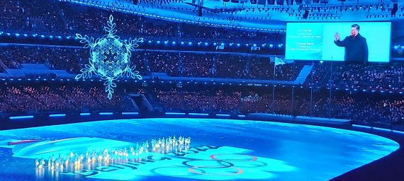 2022 베이징동계올림픽 폐막식이 중국 베이징 국가체육장에서 시작되고 있다. 전광판에 시진핑 중국 국가주석이 보이고 있다. 사진=정지우 특파원