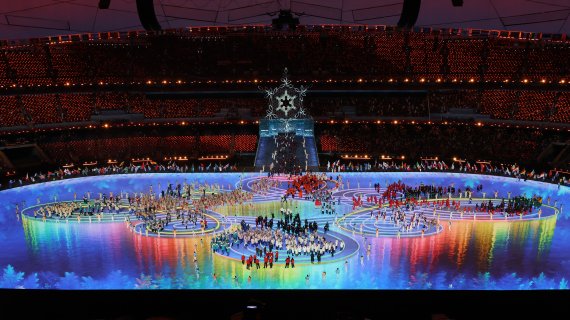 20일 오후 중국 베이징 국립경기장에서 열린 2022 베이징 동계올림픽 폐회식에서 각국 선수단이 국기를 흔들고 있다. /사진=뉴스1