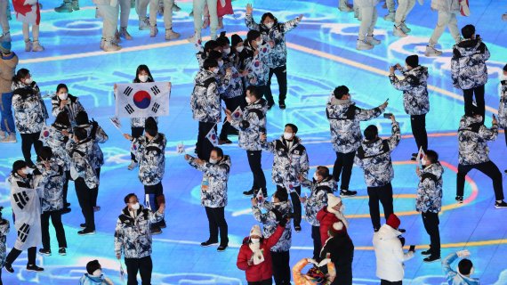 대한민국 선수단이 20일 오후 중국 베이징 국립경기장에서 열린 2022 베이징 동계올림픽 폐회식에에서 태극기를 흔들고 있다.<div id='ad_body3' class='mbad_bottom' ></div> 2022.2.20/뉴스1 /사진=뉴스1