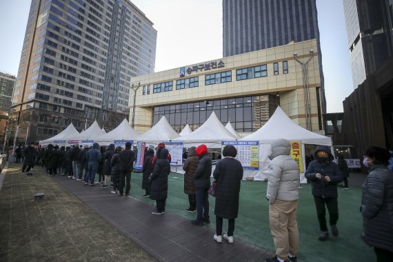 [서울=뉴시스] 정병혁 기자 = 0시 기준 국내 코로나19 신규 확진자가 10만4829명으로 집계된 지난 20일 오전 서울 송파구보건소 선별진료소를 찾은 시민들이 검사를 받기 위해 줄 서 있다. 2022.02.20. jhope@newsis.com