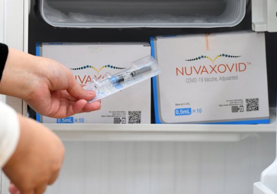 [서울=뉴시스] 추상철 기자 = 노바백스 백신 접종이 시작된 지난 14일 오후 서울 양천구보건소에서 의료진이 접종 준비를 하고 있다. (공동취재사진) 2022.02.14. photo@newsis.com