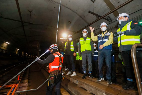 과기정통부 조경식 제2차관이 5G 28GHz 지하철 와이파이 장비 구축 관련 안전사항을 점검하고 있다. (과기정통부 제공)