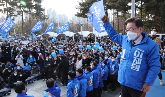 이재명 더불어민주당 대선 후보가 공식선거운동 첫 주말을 맞은 19일 오후 경기 화성 동탄센트럴파크에서 열린 화성 집중유세에서 시민들에게 인사하고 있다. 사진=뉴스1