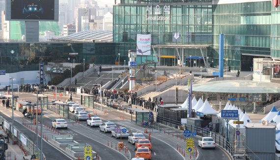 21일 서울 봉래동 서울역 임시선별검사소를 찾은 시민들이 신속항원검사와 PCR검사를 받기 위해 줄을 서고 있다. 뉴시스 제공