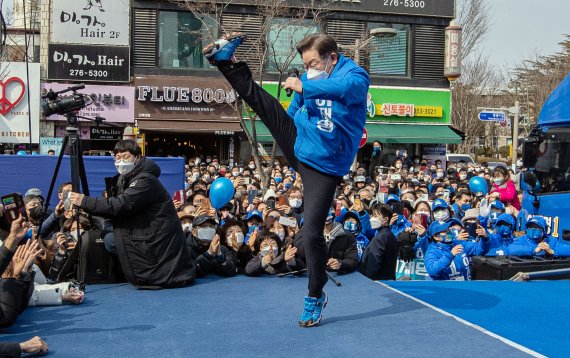 이재명 더불어민주당 대선 후보가 19일 전북 전주 전북대학교 앞에서 열린 집중 유세에서 코로나19 극복 의지를 강조하는 '부스터 슛' 세리모니를 하고 있다. 2022.02.19.사진=뉴시스