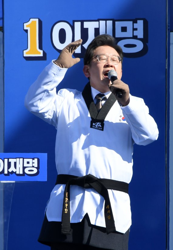 [수원=뉴시스] 국회사진기자단 = 이재명 더불어민주당 대선 후보가 20일 경기 수원시 만석공원에서 열린 유세에서 지지를 호소하고 있다. 2022.02.20. photo@newsis.com