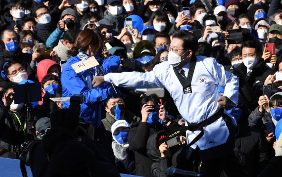[수원=뉴시스] 국회사진기자단 = 이재명 더불어민주당 대선 후보가 20일 경기 수원시 만석공원에서 열린 유세에서 '코로나 위기'가 적힌 송판을 격파하고 있다. 2022.02.20. photo@newsis.com