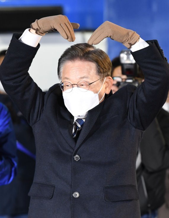 [서울=뉴시스] 국회사진기자단 = 이재명 더불어민주당 대선 후보가 제20대 대통령선거 공식 선거운동이 시작된 15일 서울 강남고속버스터미널에서 열린 서울 첫 집중 유세에 참석해 팔로 하트를 만들어 보이고 있다. 2022.02.15. photo@newsis.com