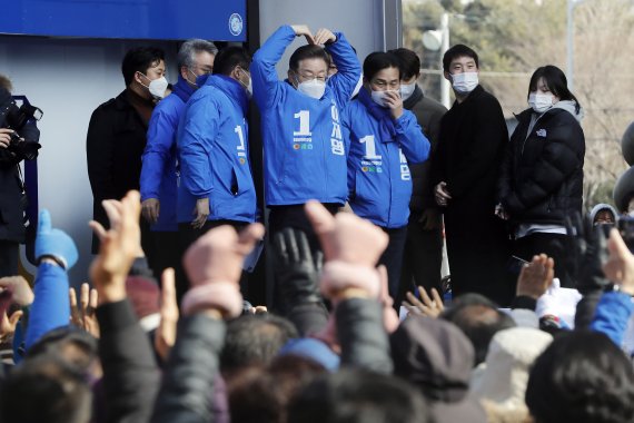 [순천=뉴시스] 최동준 기자 = 이재명 더불어민주당 대선 후보가 18일 전남 순천 연향패션거리에서 열린 유세에서 지지자들 연호에 하트를 만들어 화답하고 있다. 2022.02.18. photocdj@newsis.com