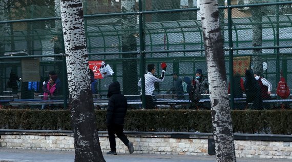 [베이징(중국)=뉴시스] 홍효식 기자 = 3일 오전 중국 베이징 시내 아파트 단지 내 탁구장에서 시민들이 탁구를 즐기고 있다. 2022.02.03. yesphto@newsis.com