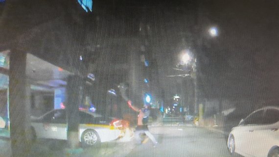 18일 오전 6시20분쯤 서울 마포구 서교동에서 홍익지구대 경찰들이 극단선택을 시도한 20대 여성을 구조하고 있다. (서울마포경찰서 홍익지구대 제공) © 뉴스1