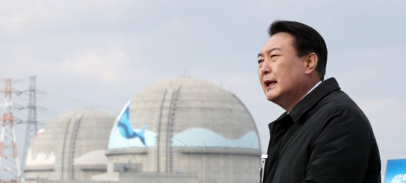 [울진=뉴시스] 전신 기자 = 윤석열 국민의힘 대선 후보가 지난해 12월29일 경북 울진 신한울 3·4호기 건설현장을 방문해 "신한울 3·4호기 건설을 즉각 재개하고 원전 수출을 통해 일자리 10만개를 창출할 것"이라고 밝히고 있다. 2021.12.29. photo1006@newsis.com /사진=뉴시스