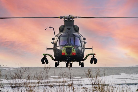 [서울=뉴시스] 방위사업청은 18일 캐나다 옐로우나이프에서 2021년 12월부터 2022년 2월까지 약 9주 동안 진행된 '국내 개발 중인 소형무장헬기(LAH, Light Armed Helicopter)의 국외 저온 비행시험'을 성공적으로 수행했다고 밝혔다. 사진은 비행시험에 나서는 소형무장헬기 모습. (사진=방위사업청 제공) 2022.02.18. photo@newsis.com *재판매 및 DB 금지