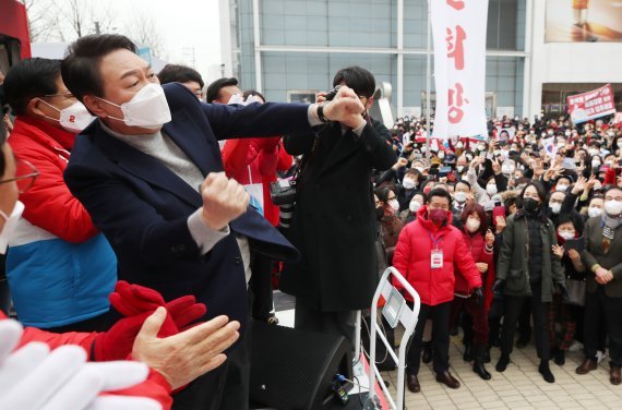 윤석열 국민의힘 대선 후보가 19일 울산 남구 롯데백화점 앞에서 시민들을 향해 지지를 호소하고 있다. 사진=뉴시스
