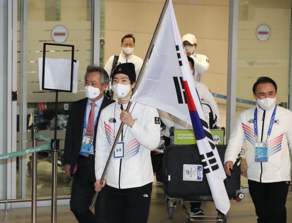 [인천공항=뉴시스] 조수정 기자 = 2022 베이징 동계올림픽에 출전했던 대한민국 선수단이 21일 오후 인천국제공항 제2터미널을 통해 귀국, 입국장에서 열린 환영행사장으로 향하고 있다. 태극기를 든 이는 스피드 스케이팅 차민규. 2022.02.21. chocrystal@newsis.com