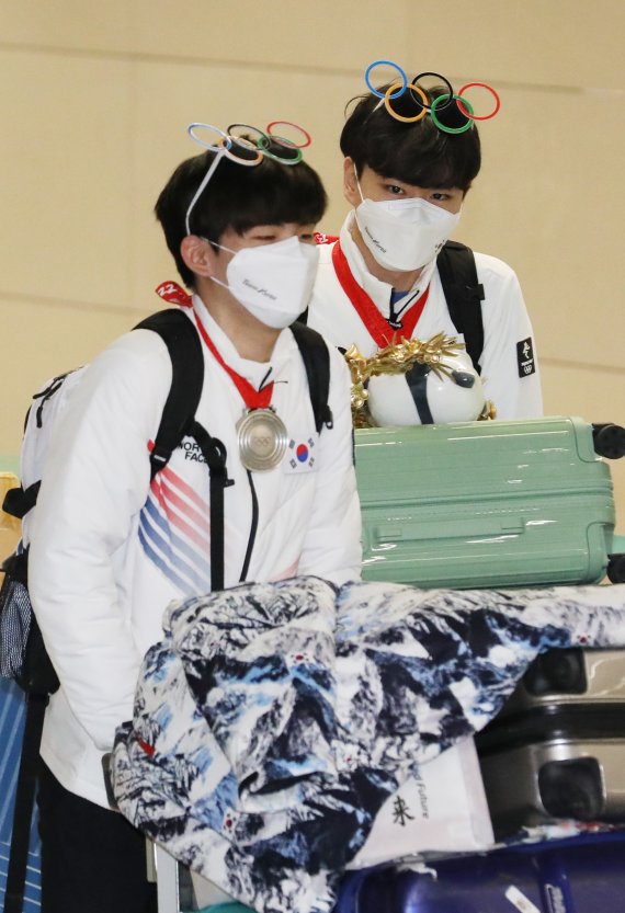 [인천공항=뉴시스] 조수정 기자 = 2022 베이징 동계올림픽에 출전했던 대한민국 선수단 스피트스케이팅 동메달 김민석, 은메달 정재원이 21일 오후 인천국제공항 제2터미널을 통해 귀국하고 있다. 2022.02.21. chocrystal@newsis.com