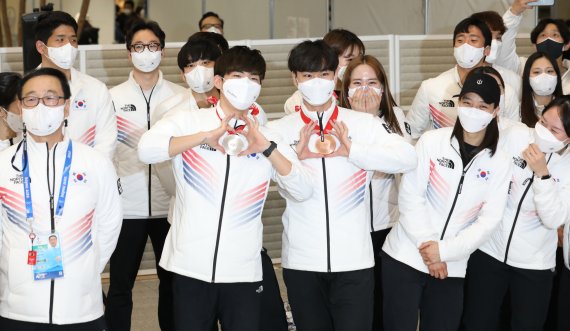 [인천공항=뉴시스] 조수정 기자 = 2022 베이징 동계올림픽에 출전했던 대한민국 선수단 스피드스케이팅 은메달 정재원, 동메달 김민석이 21일 오후 인천국제공항 제2터미널을 통해 귀국, 입국장에서 열린 환영행사에서 메달을 들어보이고 있다. 2022.02.21. chocrystal@newsis.com