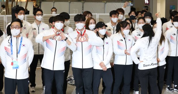 [인천공항=뉴시스] 조수정 기자 = 2022 베이징 동계올림픽에 출전했던 대한민국 선수단 스피드스케이팅 은메달 정재원, 동메달 김민석, 컬링 김경애가 21일 오후 인천국제공항 제2터미널을 통해 귀국, 입국장에서 열린 환영행사에서 포즈를 취하고 있다. 오른쪽부터 컬링 김선영, 사인 그려진 뒷모습 컬링 김경애, 스피드스케이팅 박지우, 김보름, 김민석, 정재원. 2022.02.21. chocrystal@newsis.com