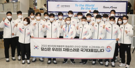 [인천공항=뉴시스] 조수정 기자 = 2022 베이징 동계올림픽에 출전했던 대한민국 선수단 봅슬레이 대표팀 선수들이 21일 오후 인천국제공항 제2터미널을 통해 귀국, 입국장에서 열린 환영행사에서 기념촬영 하고 있다. 2022.02.21. chocrystal@newsis.com