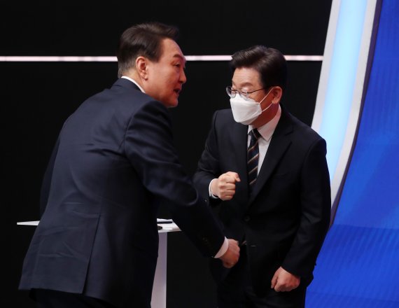 이재명 더불어민주당 대선 후보와 윤석열 국민의힘 대선 후보가 21일 오후 서울 마포구 상암동 MBC 공개홀에서 열린 중앙선거방송토론위원회 주관 제20대 대통령 선거 후보자 초청 토론회에서 인사하고 있다. 사진=뉴스1