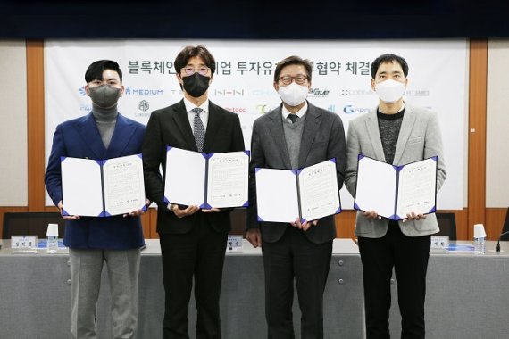 사진-왼쪽부터 대영채비(주) 정민교대표, (주)미디움 김판종의장, 부산광역시 박형준시장, (주)엔에이치엔 김재환이사