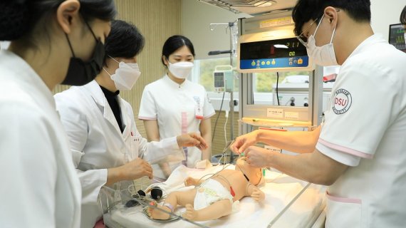 동서대학교 간호학과 학생들이 최근 한국보건의료인 국가시험원에서 실시한 2022년 제 62회 간호사 국가고시에 100% 전원 합격하는 성과를 올렸다. 학생들의 실습 장면. 사진=동서대학교 제공