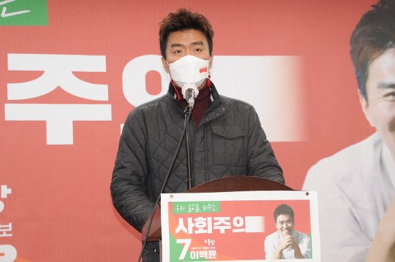 [제주=뉴시스] 강경태 기자 = 이백윤 노동당 대통령 선거 후보가 22일 오전 제주특별자치도의회 도민카페에서 제주지역 공약을 발표하고 있다. 2022.02.22. ktk2807@newsis.com