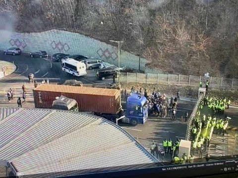 민주노총 전국택배노동조합 노조원 120여명이 CJ대한통운 곤지암메가허브에 입구를 막고 간선 차량 100여대 출차를 막고 있다.(출처=독자제공)© 뉴스1