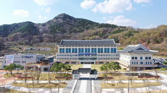 경북교육청은 새 학기 학교의 감염병 확산 상황을 고려해 정상등교 원칙을 유지하되 3월 2주간 지역별·학교별 상황에 따라 학교 단위별로 학사 운영 유형 조정이 가능하도록 했다. 사진은 경북교육청 전경. 사진=경북교육청 제공