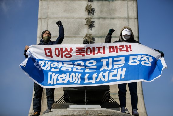 [서울=뉴시스] 정병혁 기자 = CJ대한통운 택배노동자들이 22일 오후 서울 종로구 이순신동상 위에서 CJ대한통운에 대화를 촉구하며 기습시위를 하고 있다. 2022.02.22. jhope@newsis.com /사진=뉴시스