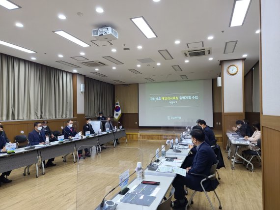 22일 오후 경남연구원에서 ‘경상남도 해양레저 육성 종합계획’ 수립을 위한 용역 최종보고회가 열리고 있다.(경남도 제공)2022.2.22© 뉴스1