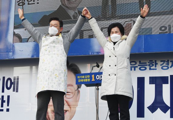 이재명 더불어민주당 대선후보가 22일 인천 부평구 부평역 앞 광장 유세 현장에서 정육점 사장에게 전달 받은 앞치마를 메고 만세를 하고 있다. 2022.2.22/뉴스1 © News1 국회사진취재단