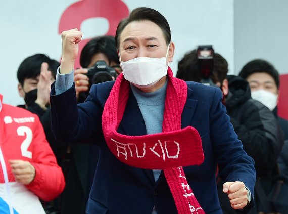 윤석열 국민의힘 대선 후보가 22일 오후 충남 홍성군 내포신도시에서 열린 거점유세에서 지지자에게 받은 빨간 목도리를 두르고 '어퍼컷 세리머니'를 하고 있다. 윤 후보는 이날부터 1박 2일 동안 서해안 라인을 따라 충남·전북·전남을 차례로 방문하며 거점 유세를 벌인다. 2022.2.22/뉴스1 © News1 구윤성 기자