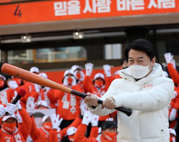 안철수 국민의당 대선 후보가 22일 오전 부산 중구 광복동 패션거리에서 배팅 퍼포먼스를 하고 있다. 2022.2.22/뉴스1 © News1 김영훈 기자