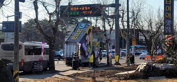 이날 오전 9시 1분께 대전 유성구 화암동 북대전IC 인근 도로에서 심상정 후보 유세 차량과 전선이 접촉되는 사고가 발생했다. (독자 제공)© 뉴스1